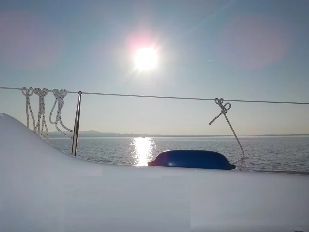 Segelboot im warmen Abendlicht