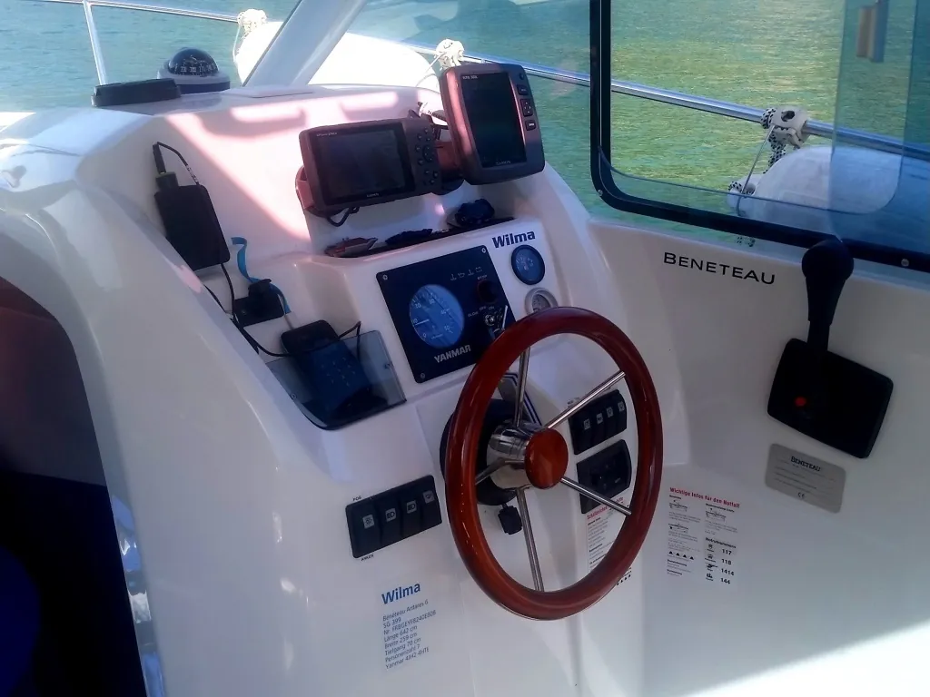 Blick ins Cockpit eines Schulschiffs mit Navigationsinstrumenten