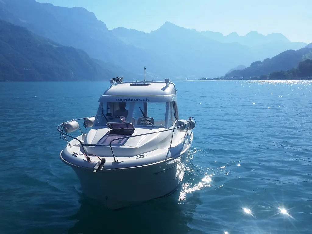 Fahrschulschiff auf dem See bei Tageslicht
