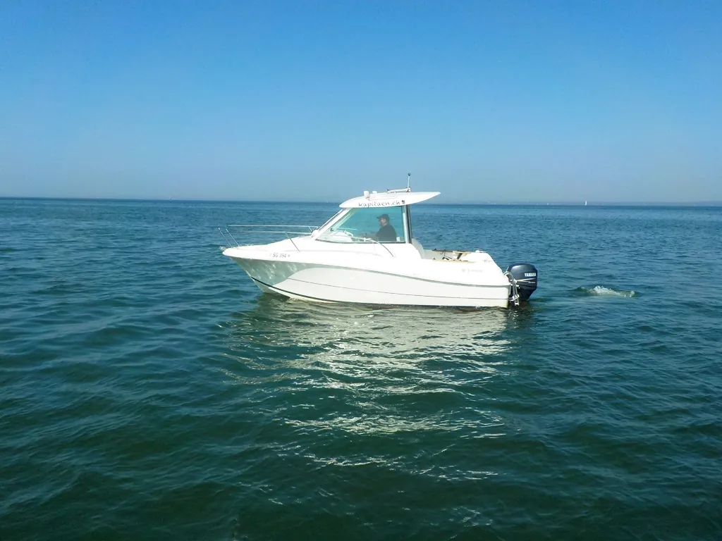 Segelboot auf offenem Wasser mit weiter Aussicht