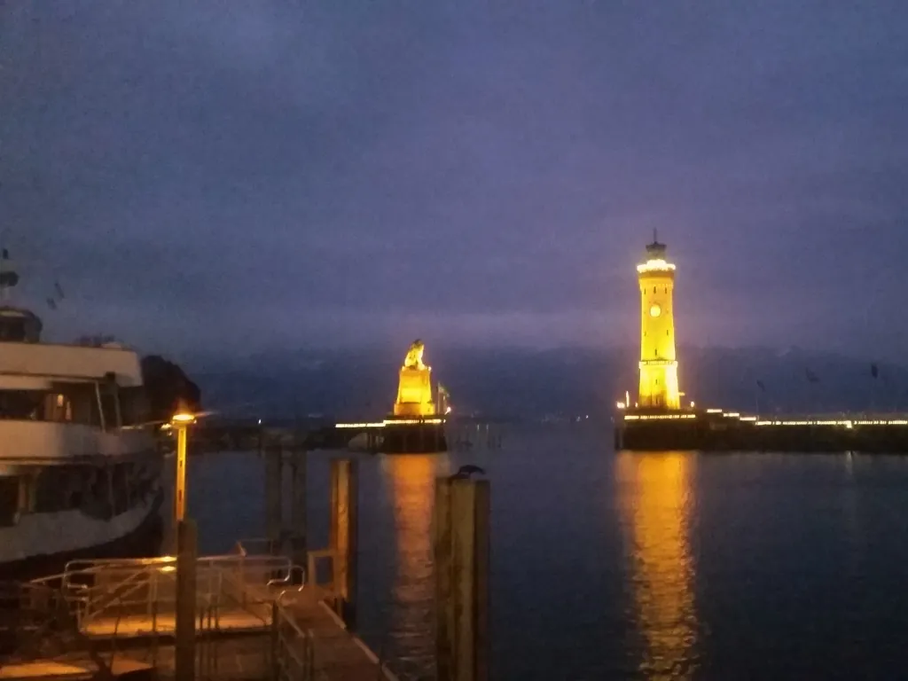 Lindau bei Nacht mit beleuchteter Hafenpromenade