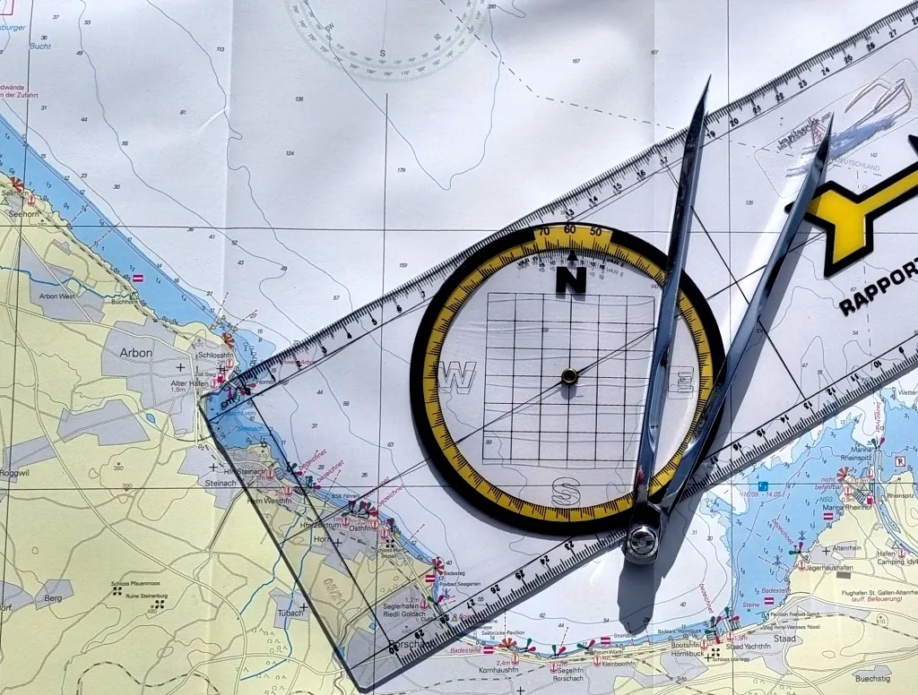 Navigationskarte und nautische Instrumente an Bord