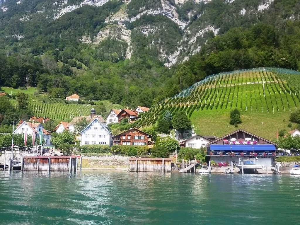Der malerische Hafen von Quinten am Walensee