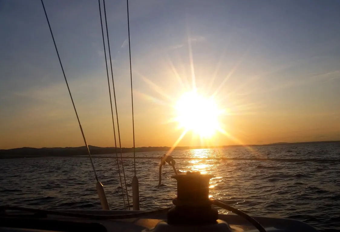 Segelboot in der Abendsonne auf dem Bodensee