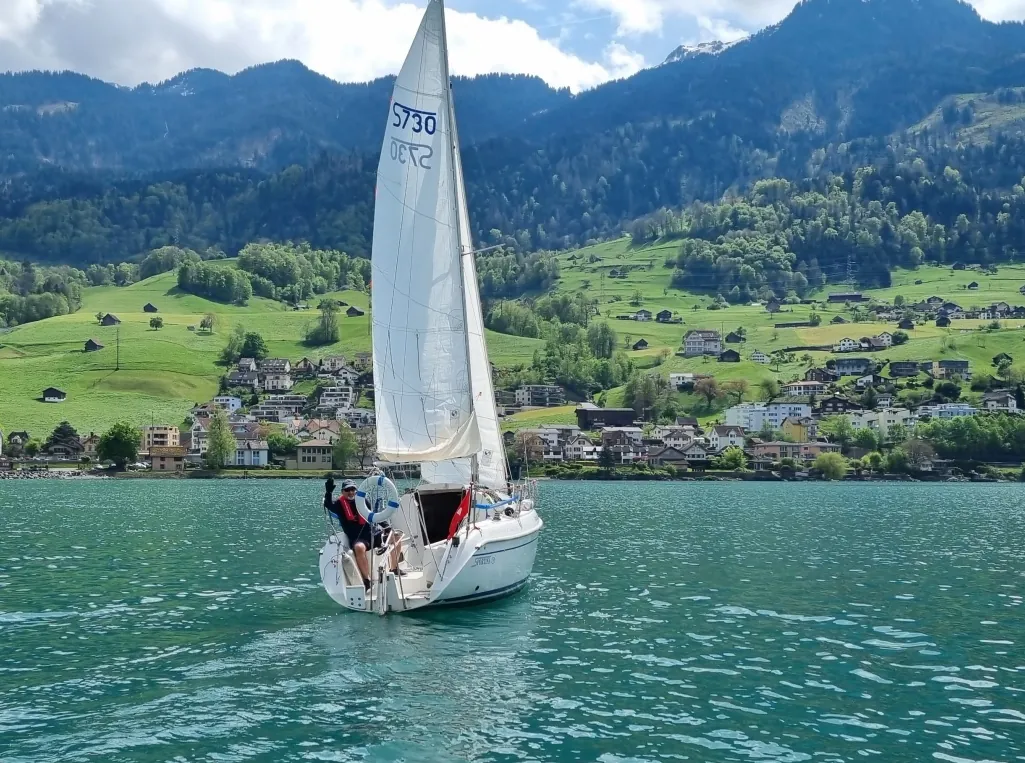 Segelboot vor der Bergkulisse von Unterterzen am Walensee
