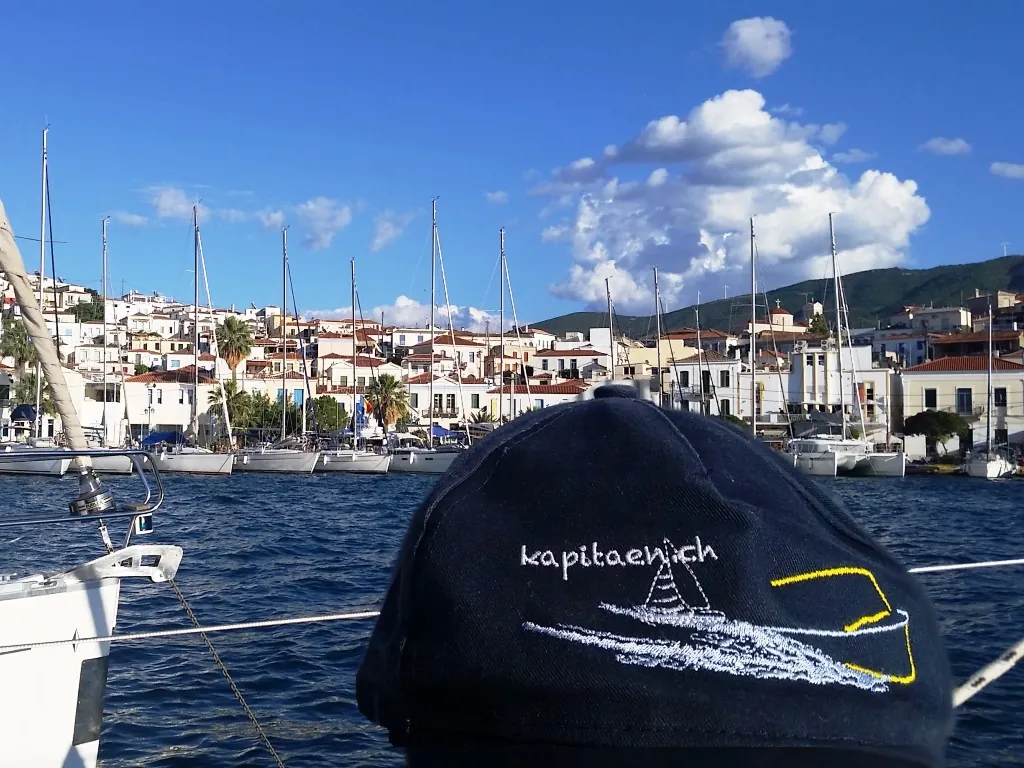 Segelboot in einer griechischen Bucht mit türkisfarbenem Wasser