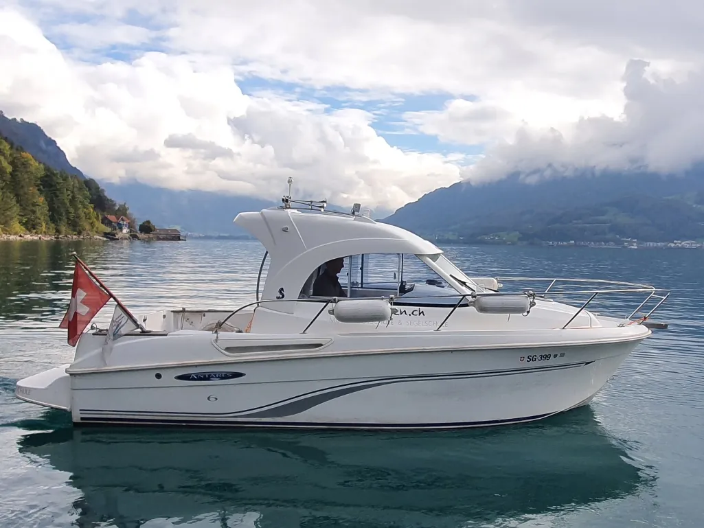 Motorboot auf dem Bodensee bei voller Fahrt