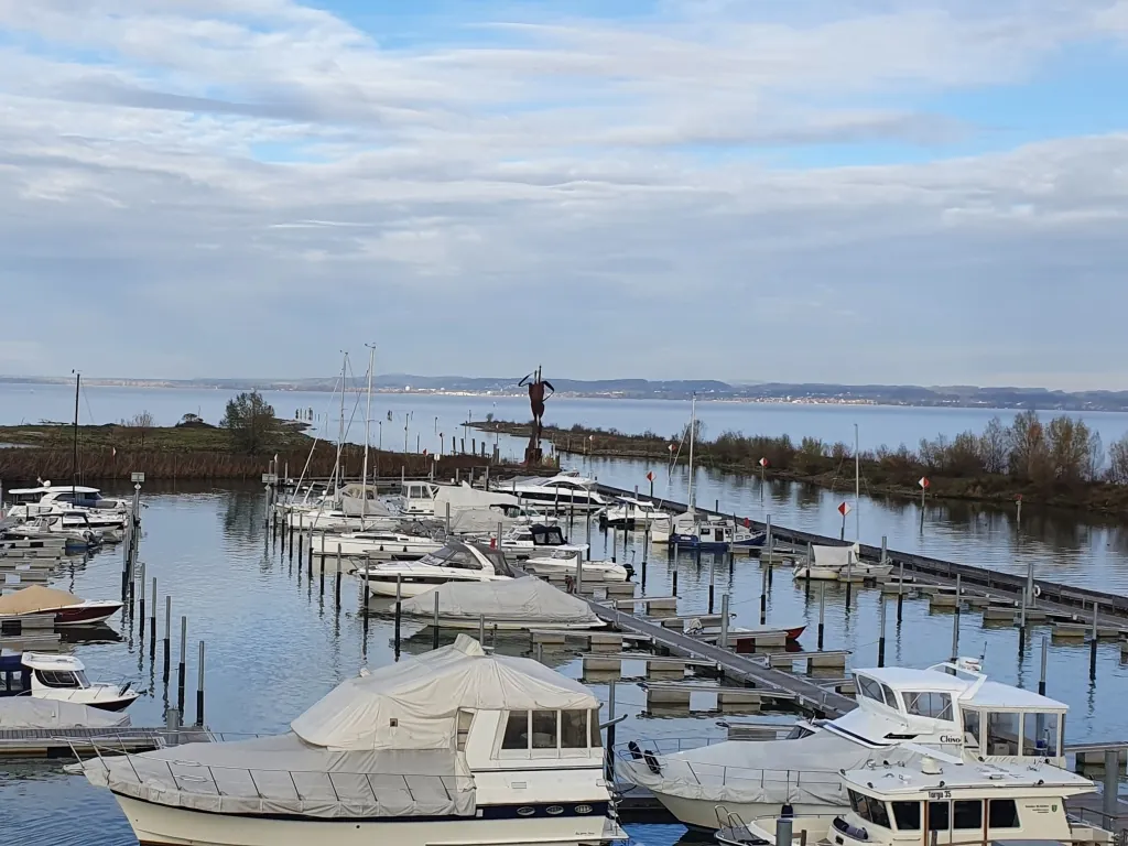 Hafen Rheinspitz am Bodensee mit Booten an den Stegen