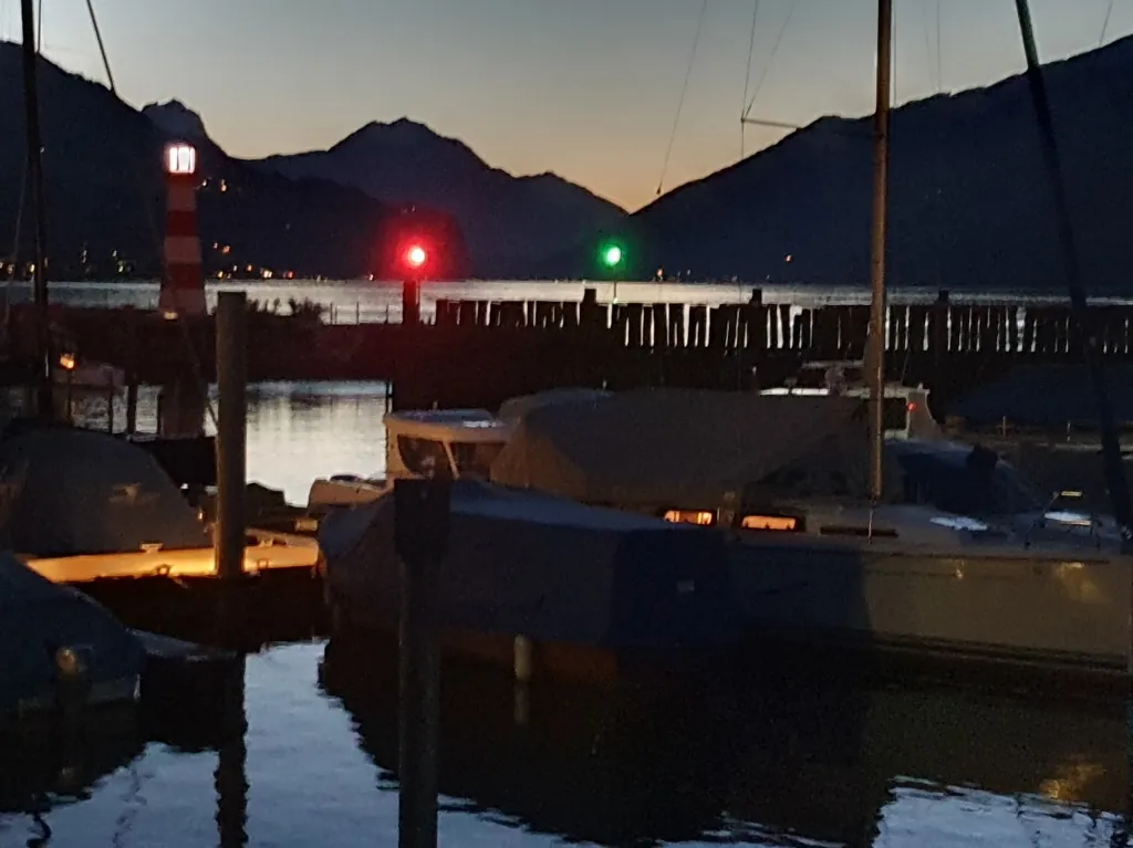 Hafen Unterterzen am Walensee mit Bergkulisse im Hintergrund