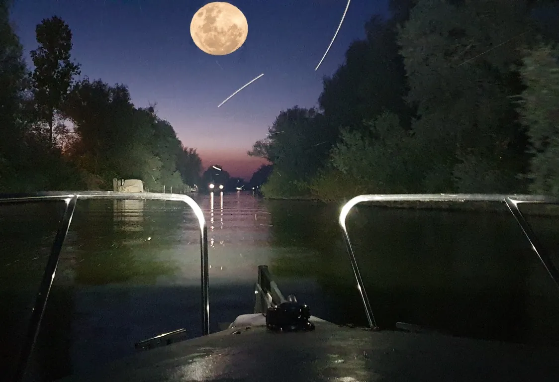 Segelboot unter dem Vollmond in mystischer Atmosphäre