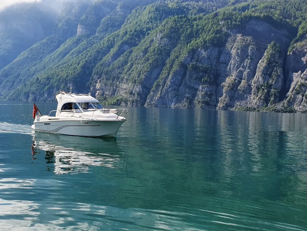 Motorboot-Schulschiff auf dem türkisfarbenen Walensee